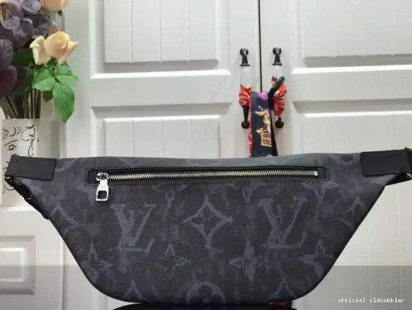 Official oldcobbler BUMBAG VUITTON DISCOVERY LOUIS 0705
